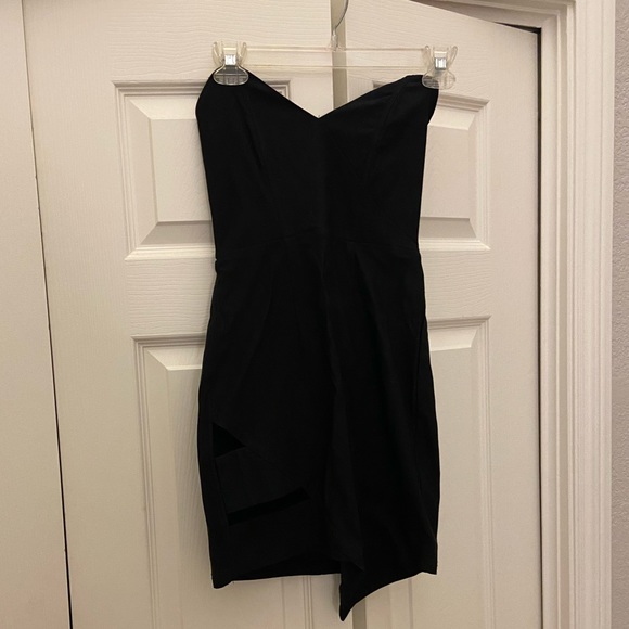 Black cut out dress! Perfect lil black dress - Picture 1 of 7